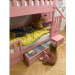 roze stapelbed met twee slaapplaatsen